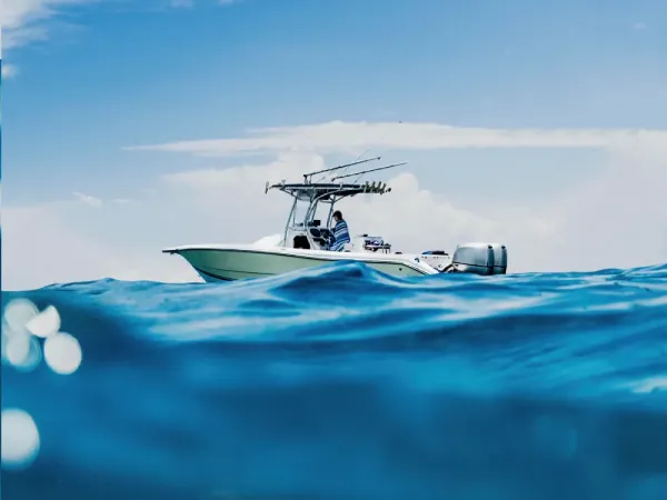 full-shot-man-swimming-with-fish