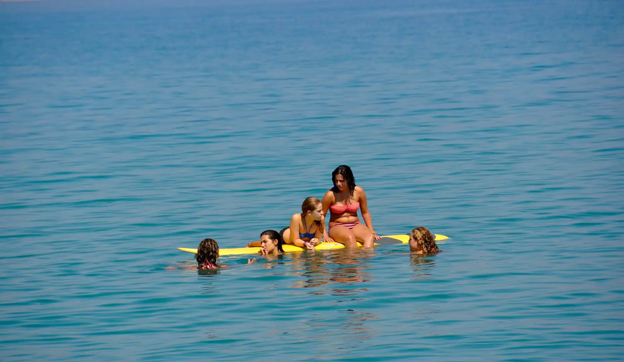 people-relaxing-sea_104550831