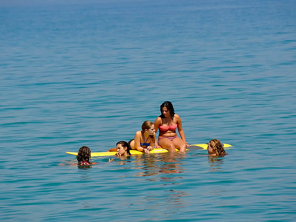 people-relaxing-sea_104550831