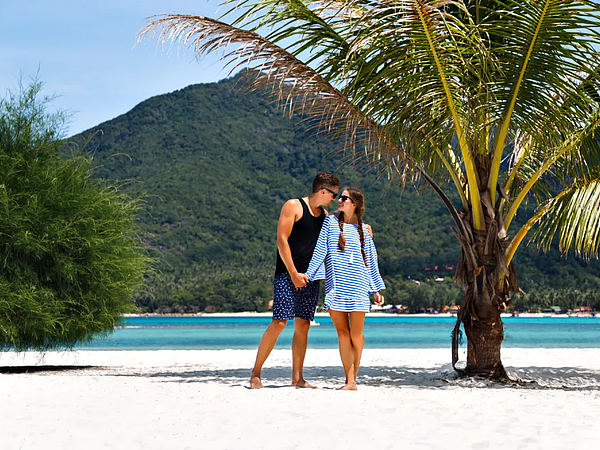 summer-sun-portrait-cute-couple-having-romantic-vacation-tropical-island